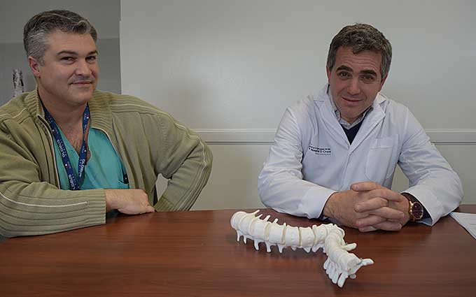 Operan a un joven de 23 años de su columna con la ayuda de un biomodelo 3D